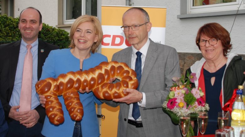 Julia Klöckner gibt den Staffelstab an Dr. Helmut Martin weiter